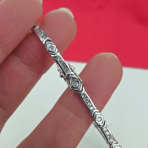 18ct White Gold Diamond Bracelet- Close Up 