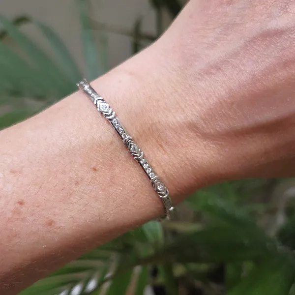 18ct White Gold Diamond Bracelet- Magnified 
