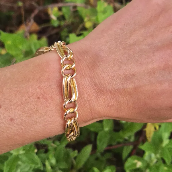 Gorgeous Antique 9ct Gold Fancy Charm/Gate Bracelet- Magnified 