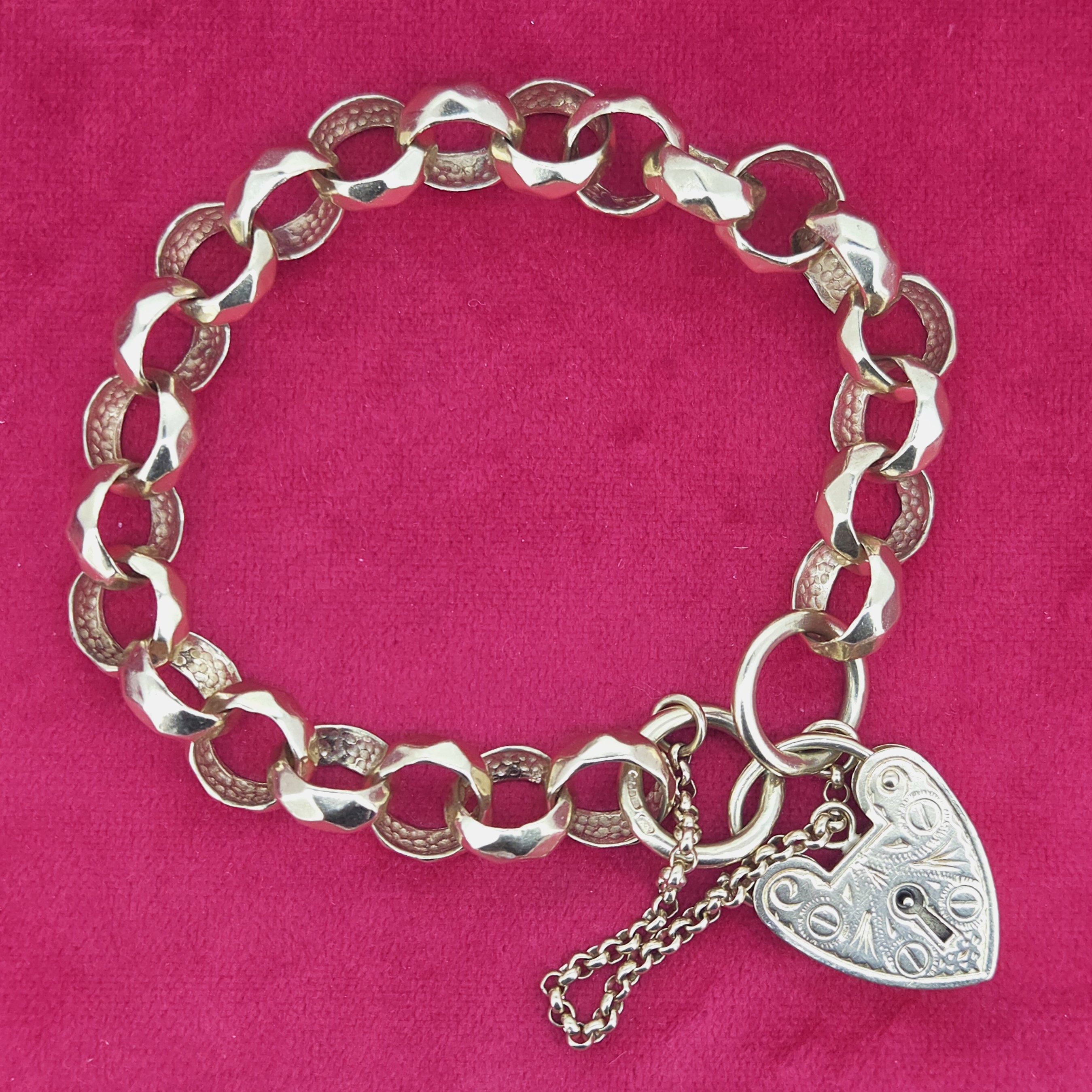 img/jewellery/bracelets-and-bangles9ct-gold-belcher-charm-bracelet-with-engraved-padlock.jpg