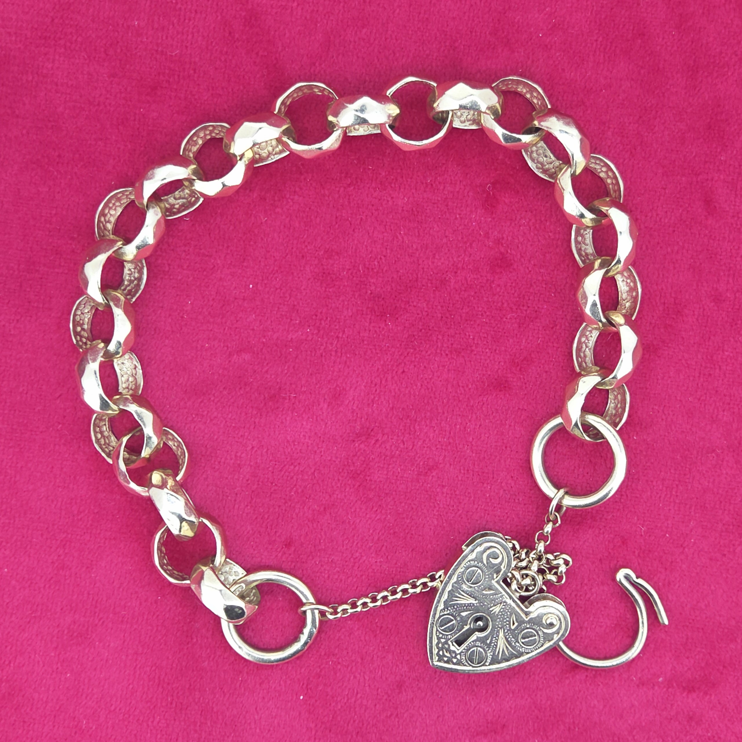 img/jewellery/bracelets-and-bangles9ct-gold-belcher-charm-bracelet-with-engraved-padlock.jpg