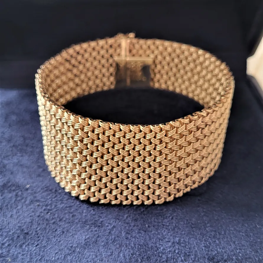 An Impressive 9ct Yellow Gold Solid Mesh Effect Bracelet -9ct-gold-solid-mesh-bracelet.webp