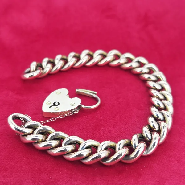 Vintage Chunky 9ct Yellow Gold Charm Bracelet- Close Up 