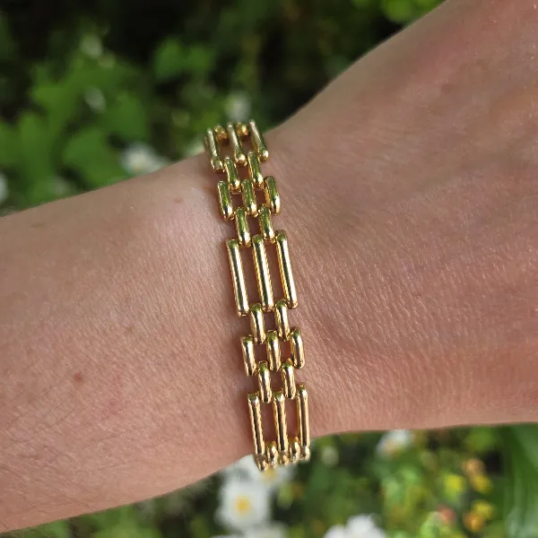 Vintage 9ct Yellow Gold Gate Bracelet- Magnified 