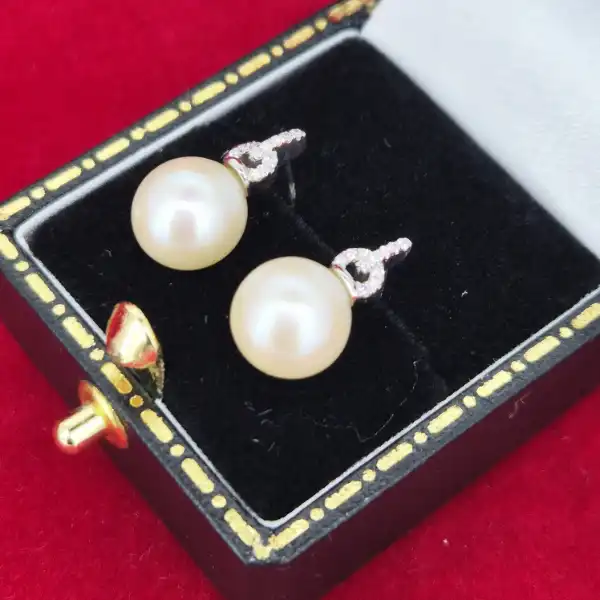 Pearl and Diamond earring in 18ct White Gold-18ct-white-gold-pink-pearl-studs-with-diamonds.webp