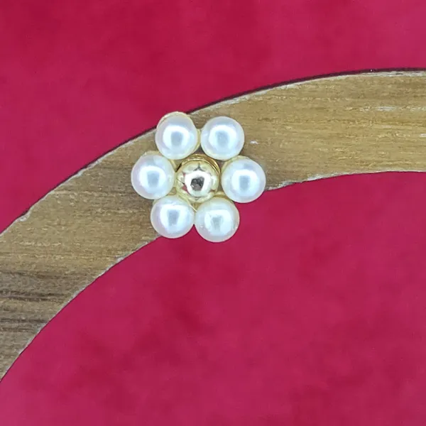 9ct Gold Pearl Flower Stud Earrings- Close Up 