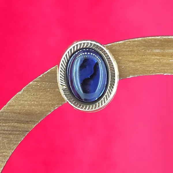 Vintage 9ct Gold Blue Cabochon Oval Stud Earrings- Close Up 