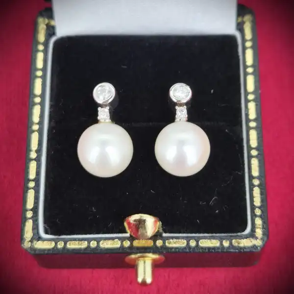  Thumbnail of Pearl and Diamond earring in 18ct White Gold