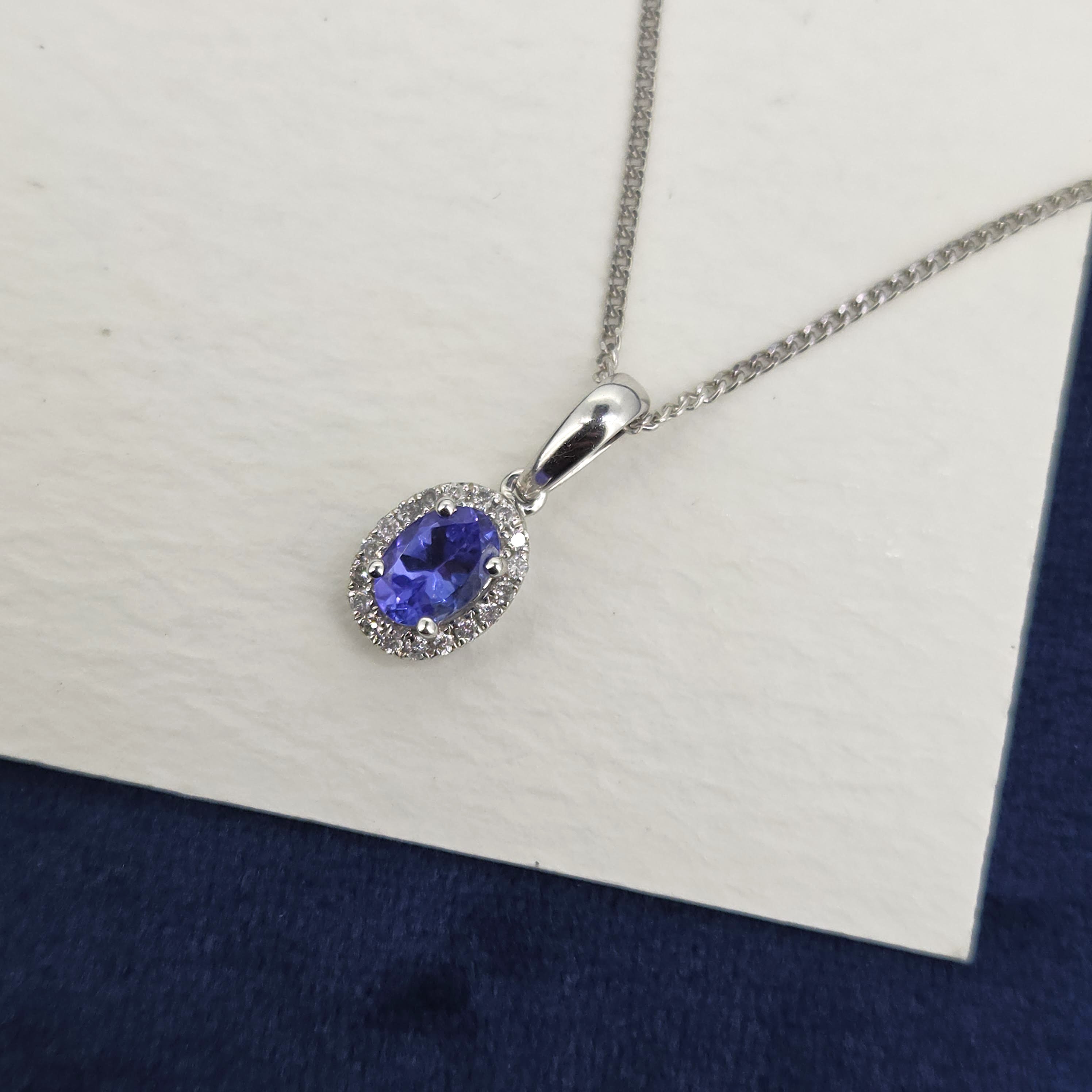 img/jewellery/necklacestanzanite-diamond-halo-pendant-in-white-gold.jpg