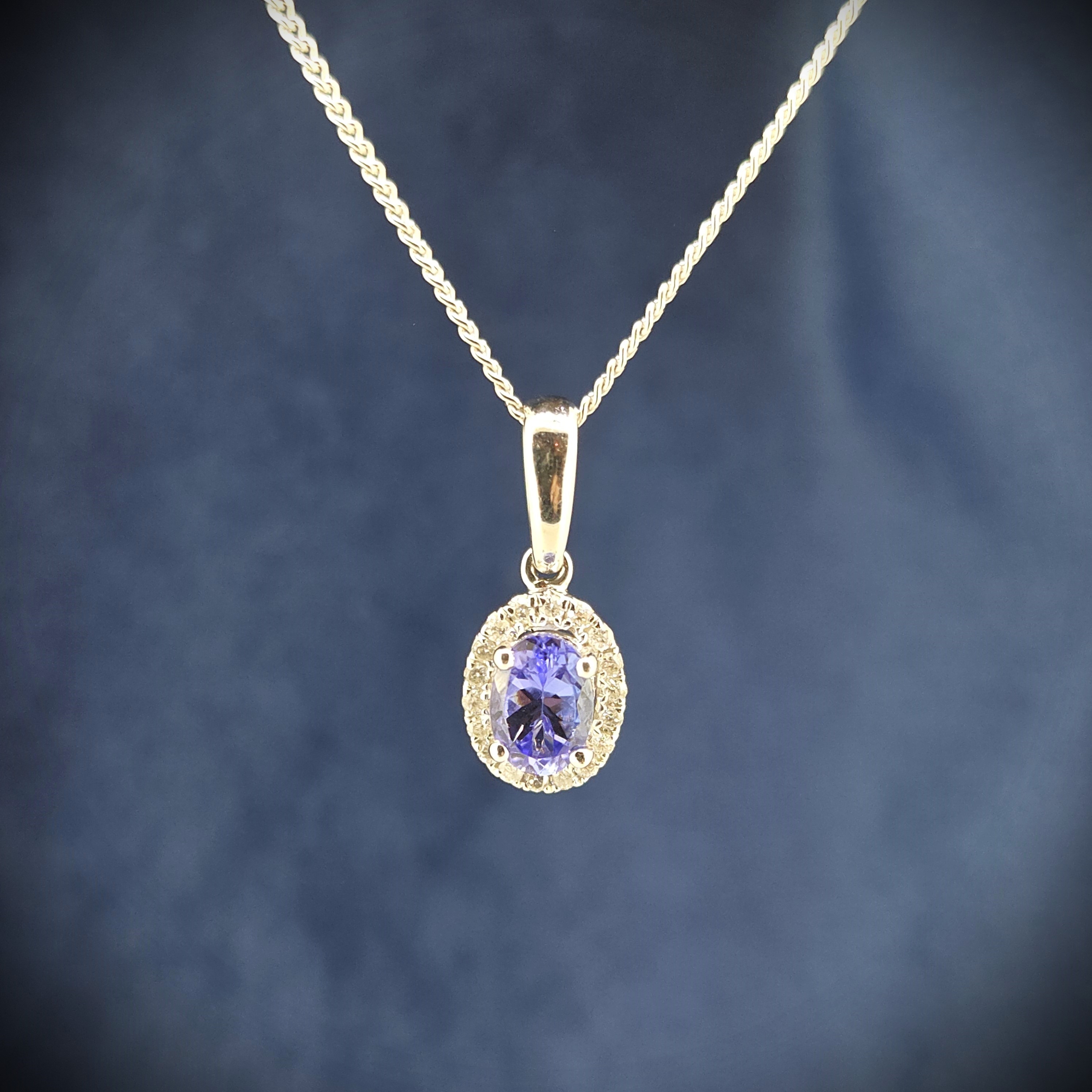 img/jewellery/necklacestanzanite-diamond-halo-pendant-in-white-gold.jpg