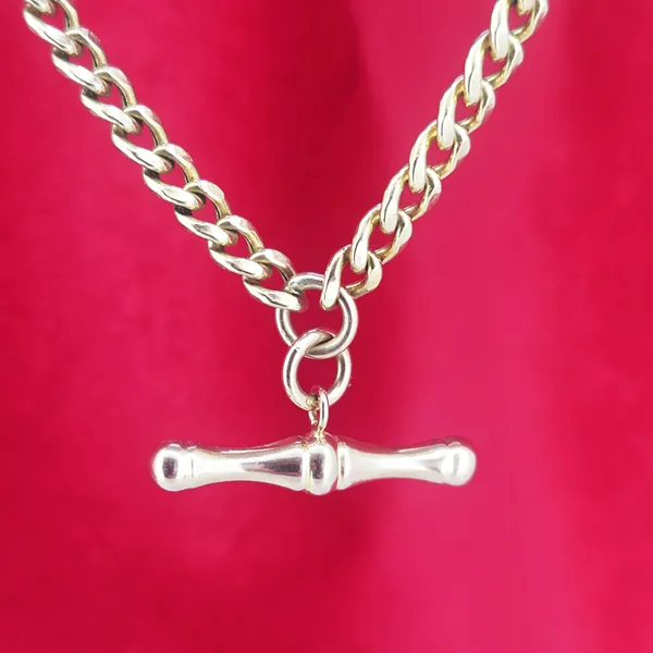 Vintage 9ct Yellow Gold Hollow Curb Chain with T-Bar- Close Up 
