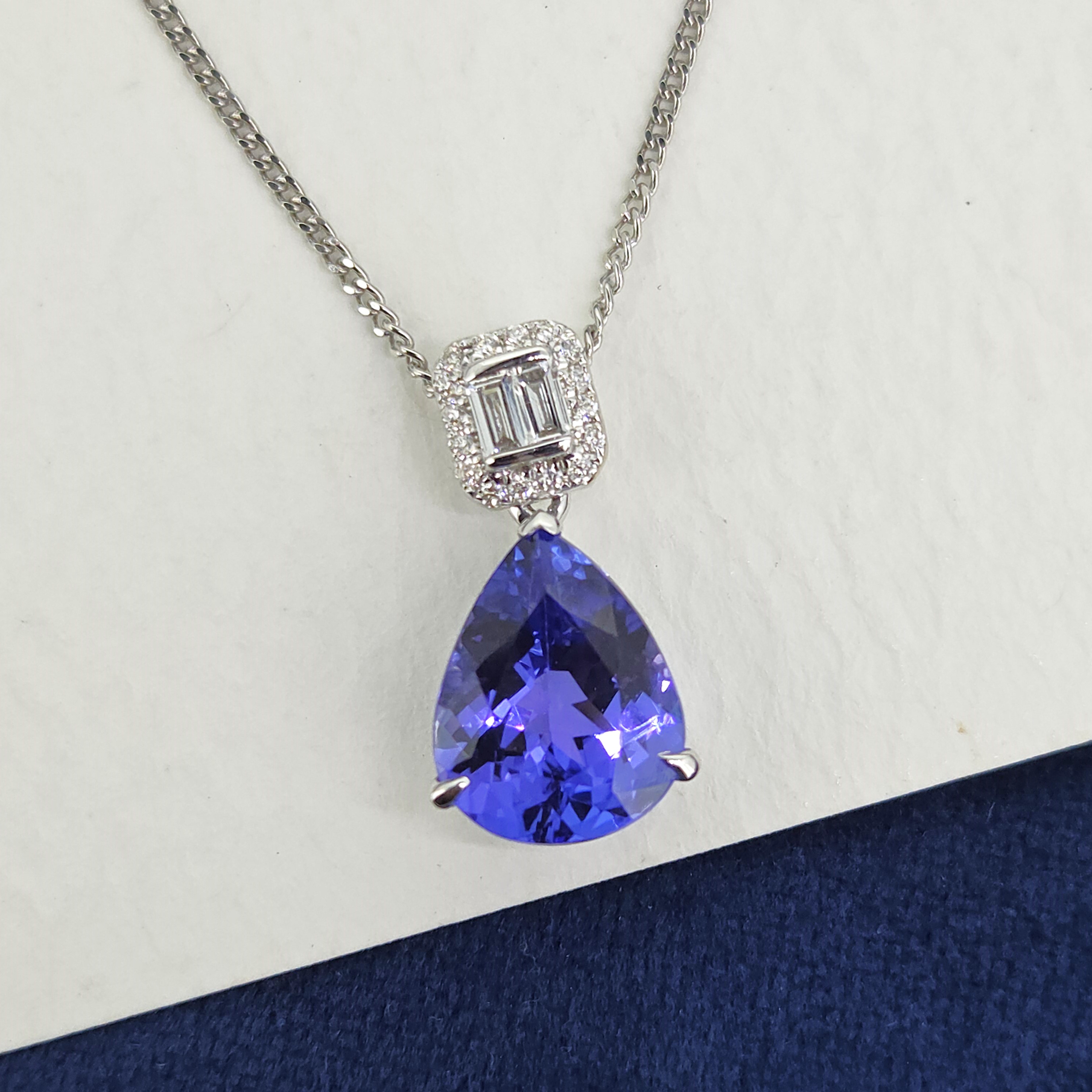 img/jewellery/necklaceswhite-gold-tanzanite-diamond-pear-shape-pendant.jpg