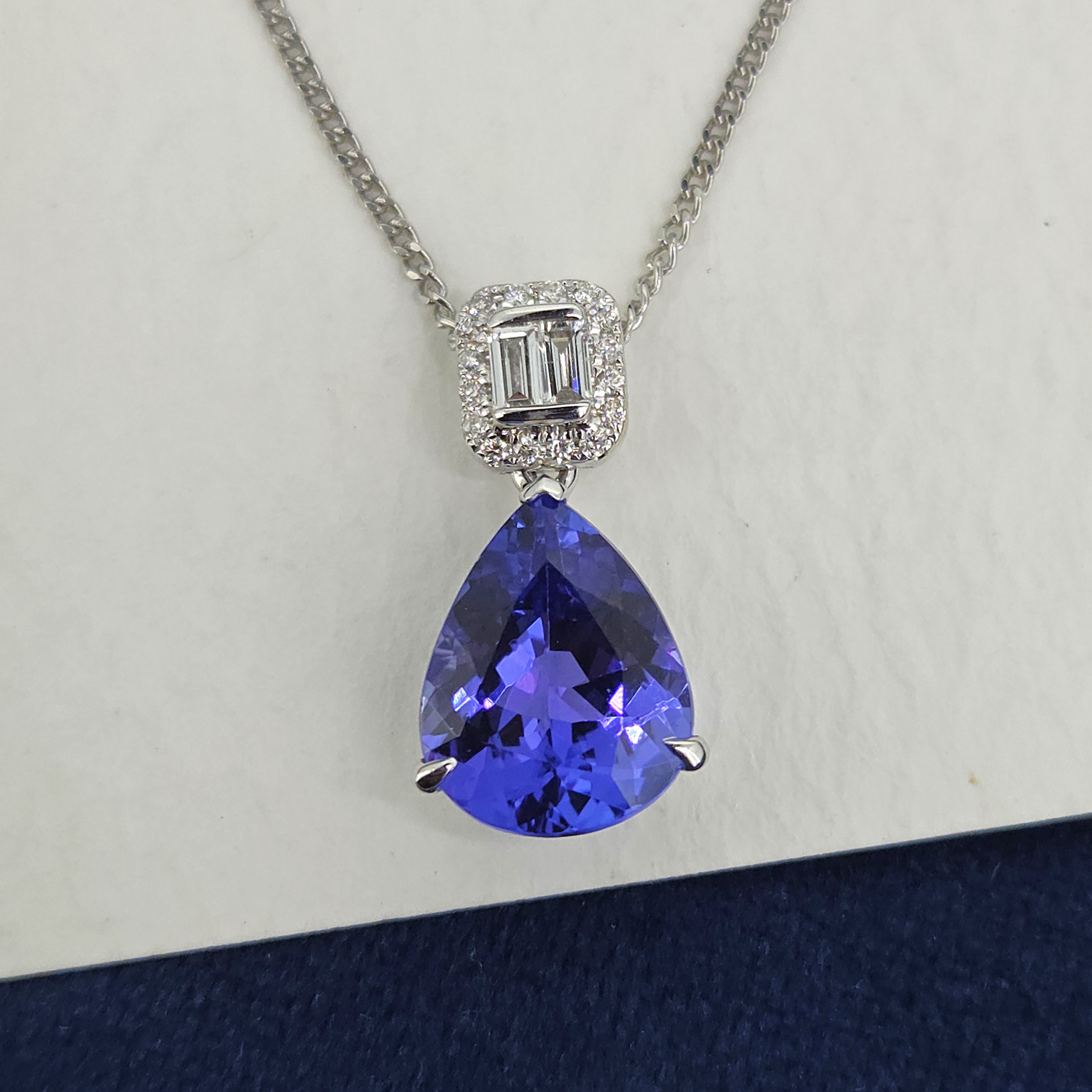 img/jewellery/necklaceswhite-gold-tanzanite-diamond-pear-shape-pendant.jpg