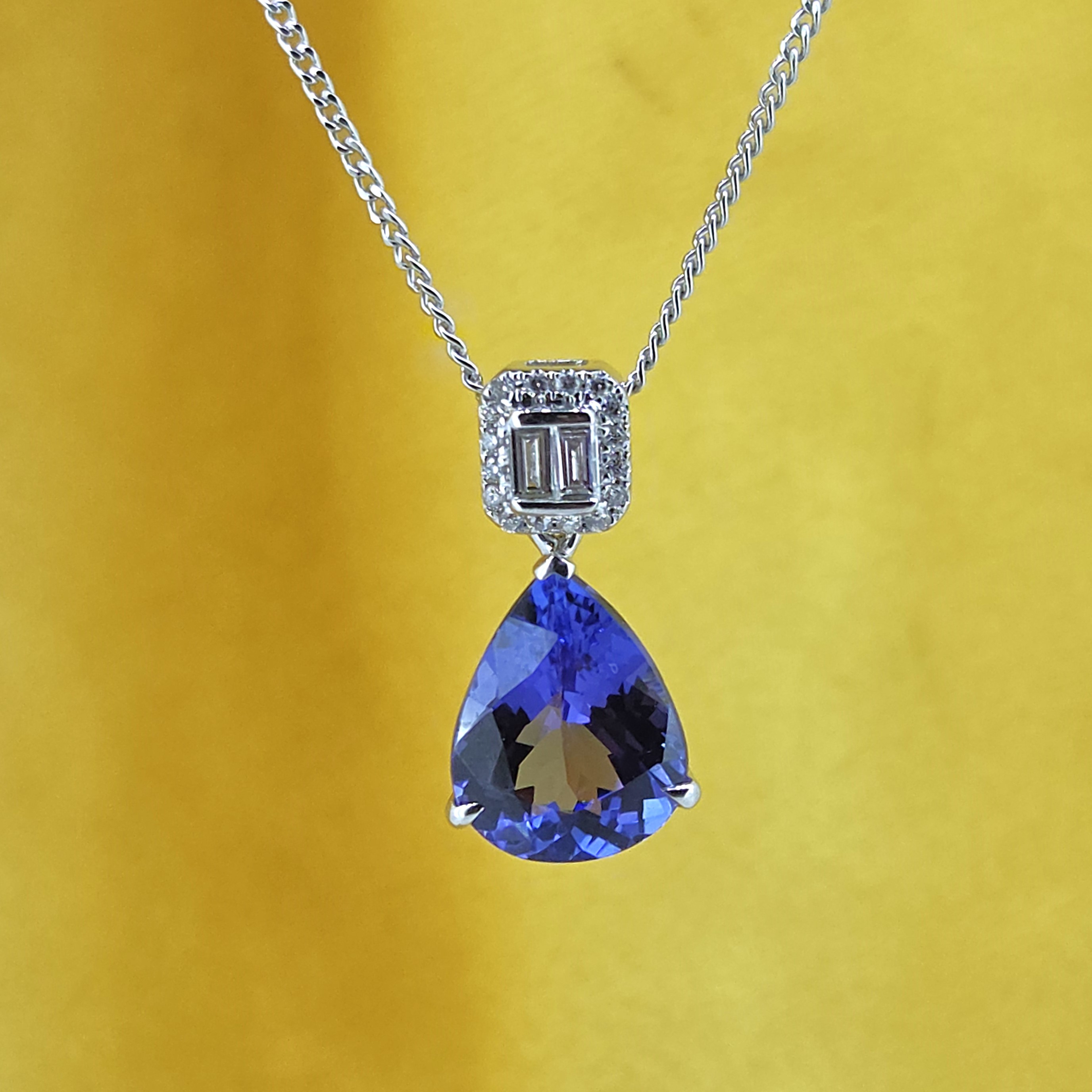 img/jewellery/necklaceswhite-gold-tanzanite-diamond-pear-shape-pendant.jpg