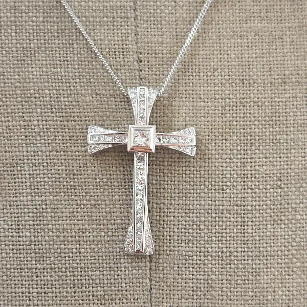 18ct White Gold Beautiful Diamond Cross weighing 1.66cts -mixed-diamond-cross-in-white-gold.webp