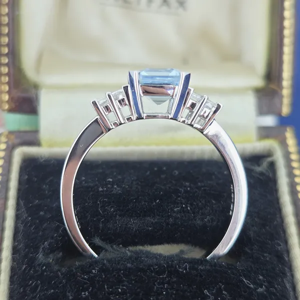 18ct White Gold Aquamarine & Baguette Diamond Ring- Magnified 