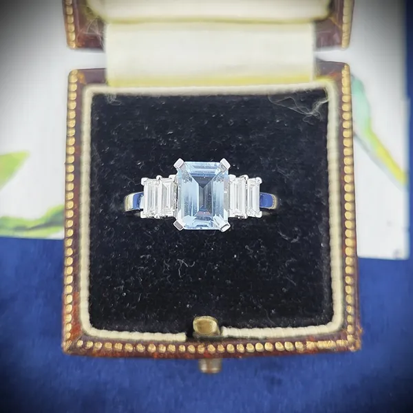 18ct White Gold Aquamarine & Baguette Diamond Ring
