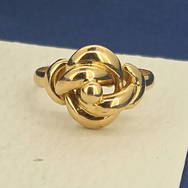 18ct Yellow Gold Italian Knot Ring- Close Up 