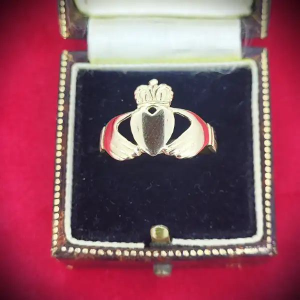  Thumbnail of 9ct Gold Claddagh Ring - Large