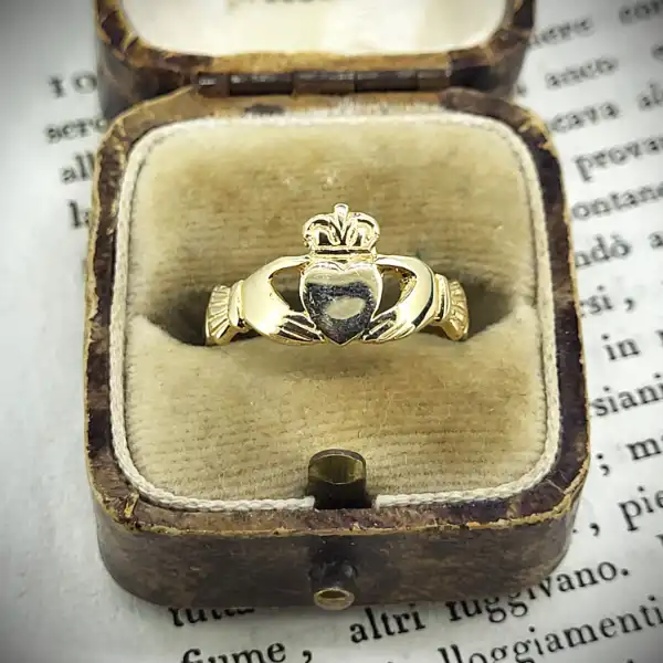9ct Gold Medium Claddagh Ring -9ct-medium-claddagh-ring.webp