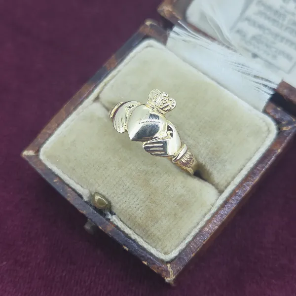 9ct Yellow Gold Unisex Claddagh Ring- Side View 
