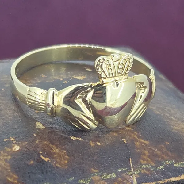 9ct Yellow Gold Unisex Claddagh Ring- Close Up 