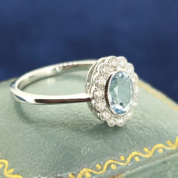 Aquamarine & Diamond Ring in 18ct White Gold- Close Up 