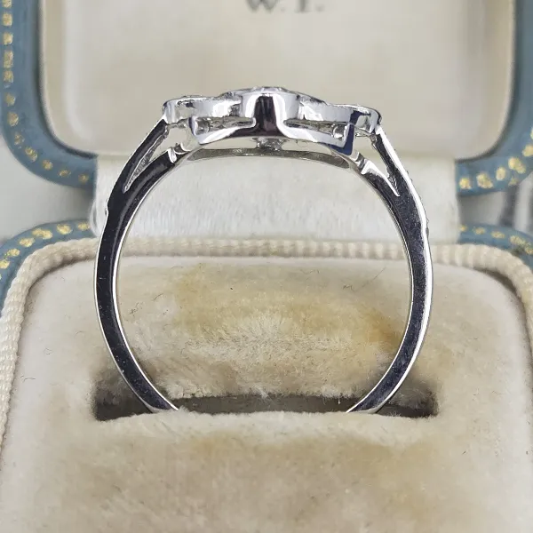 Art Deco Sapphire & Diamond Ring in Platinum- Magnified 