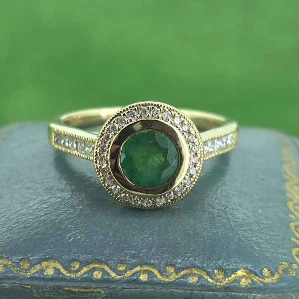 Emerald and Diamond Target Ring in 18ct Yellow Gold- Close Up 