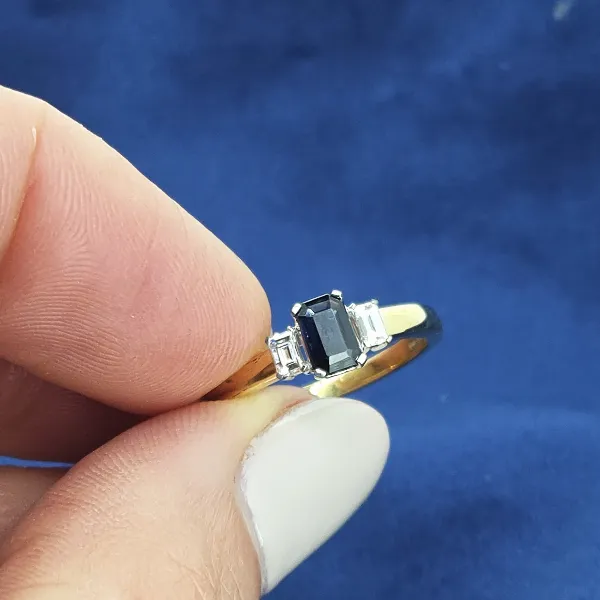 Diamond & Sapphire Ring in 18ct Yellow Gold- Close Up 