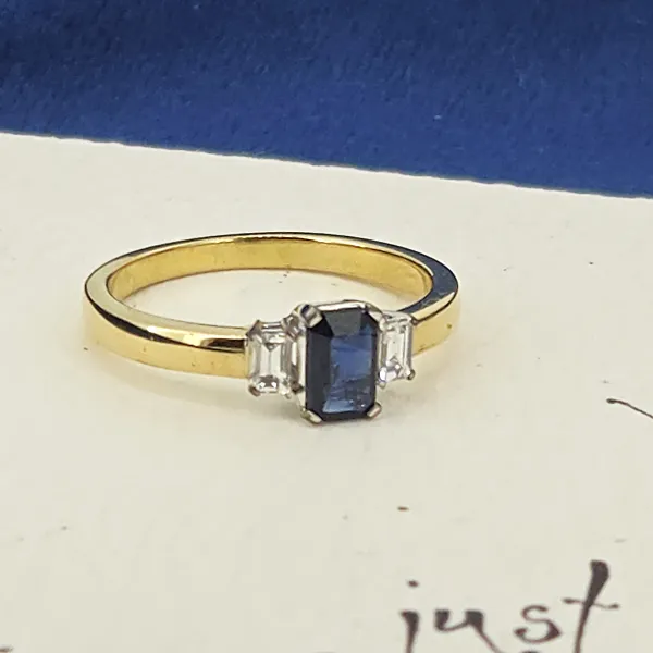 Diamond & Sapphire Ring in 18ct Yellow Gold- Reverse Angle 