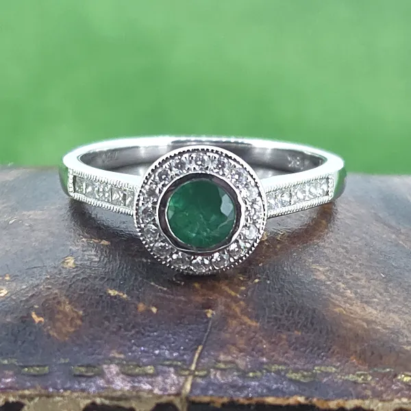 Emerald & Diamond Target Ring in 18ct White Gold- Close Up 