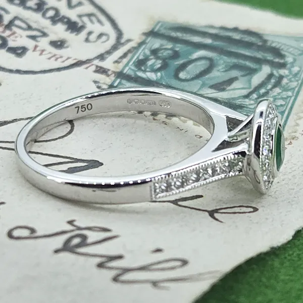 Emerald & Diamond Target Ring in 18ct White Gold- Magnified 