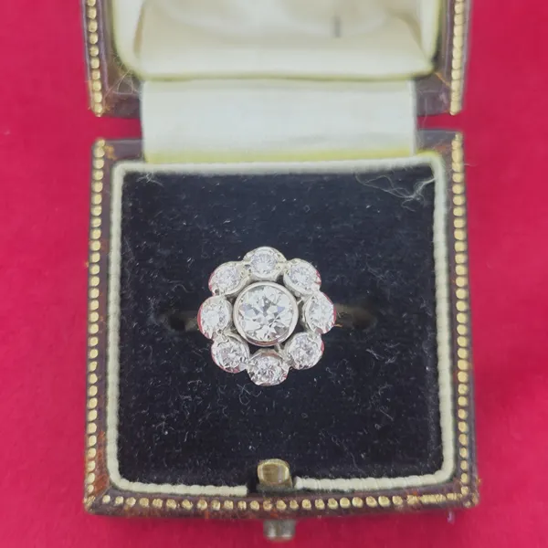 Gorgeous Vintage Diamond Daisy Ring in 18ct - 0.75ct- Side View 