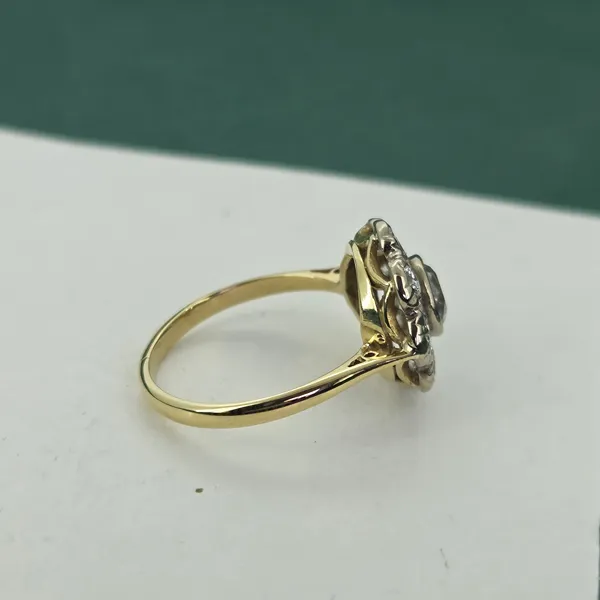 Gorgeous Vintage Diamond Daisy Ring in 18ct - 0.75ct- Magnified 