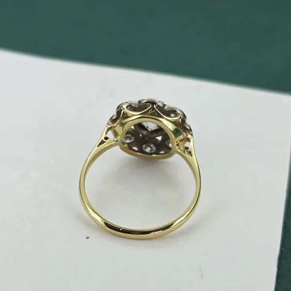 Gorgeous Vintage Diamond Daisy Ring in 18ct - 0.75ct-Original 