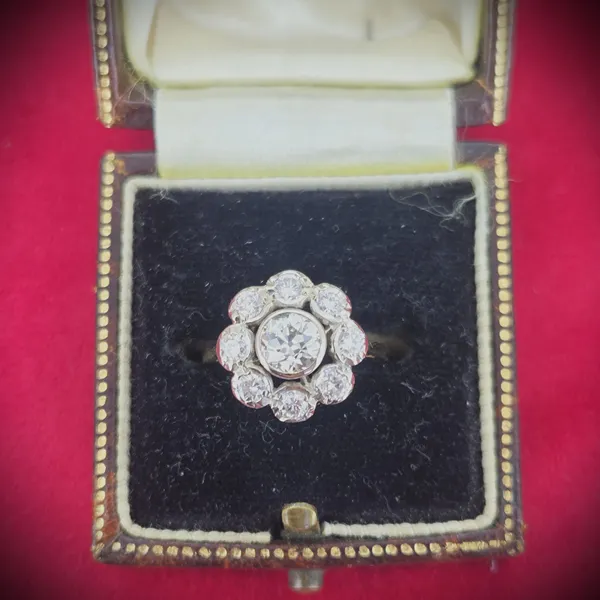 Gorgeous Vintage Diamond Daisy Ring in 18ct - 0.75ct