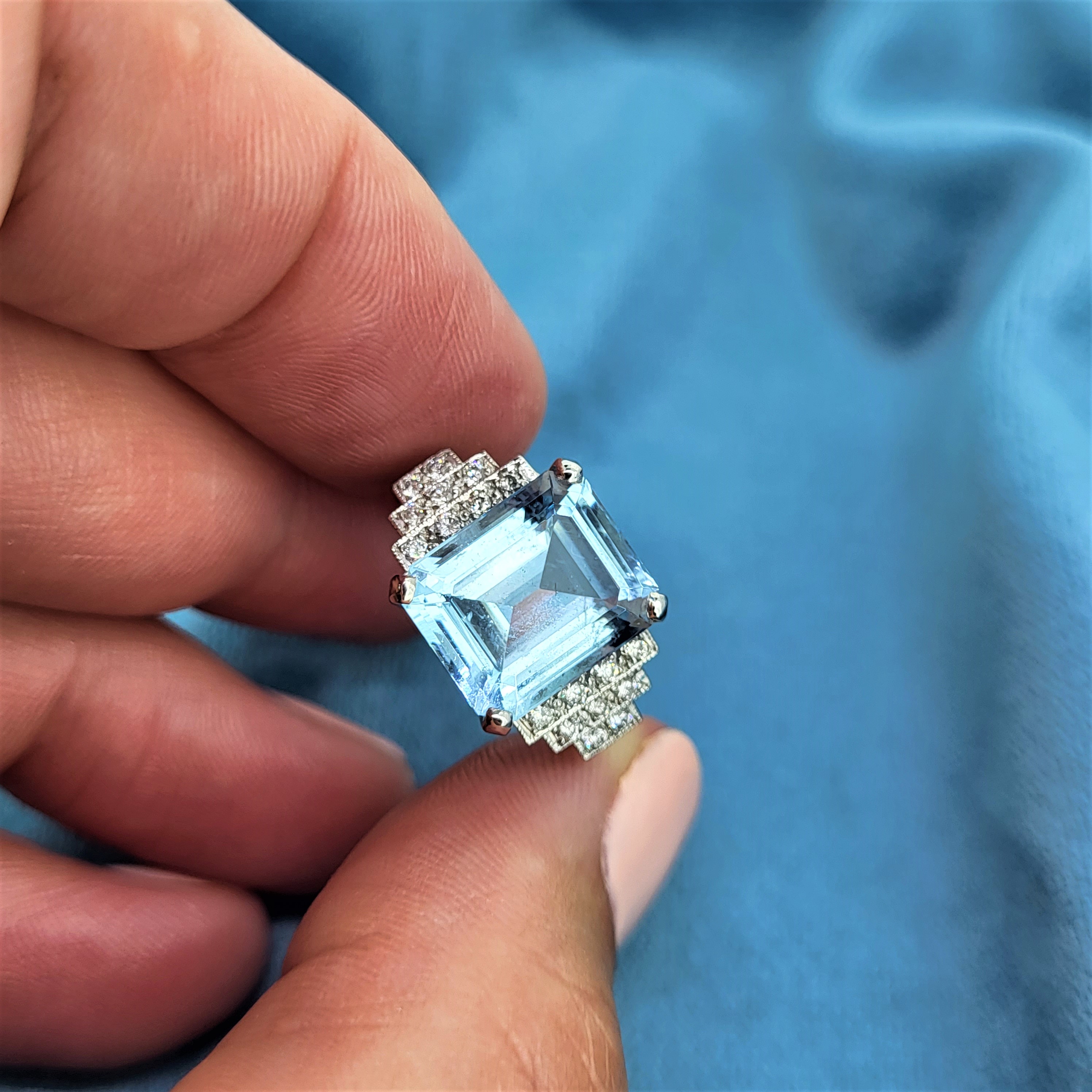 img/jewellery/ringsplatinum-aquamarine-art-deco-ring-with-diamonds.jpg