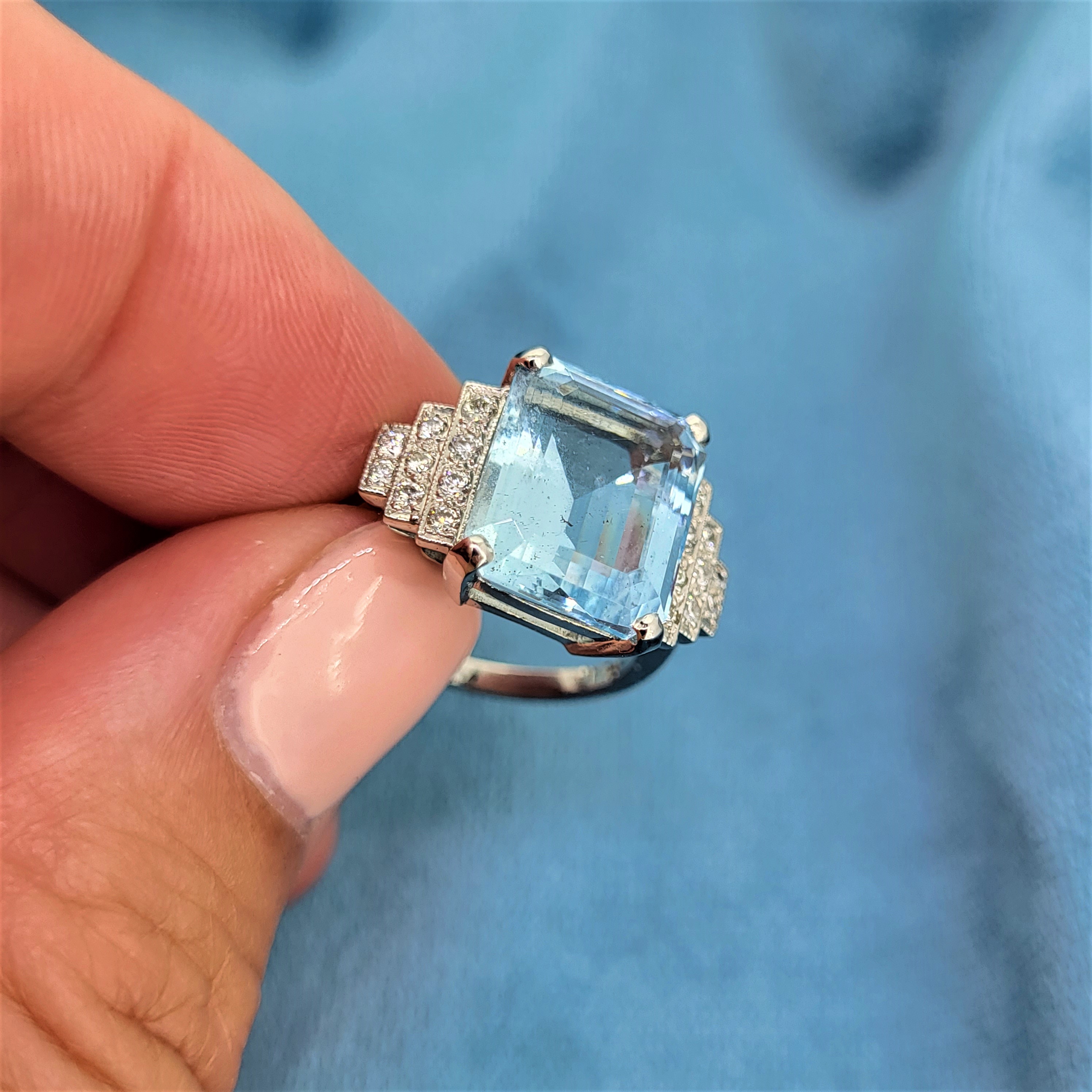 img/jewellery/ringsplatinum-aquamarine-art-deco-ring-with-diamonds.jpg
