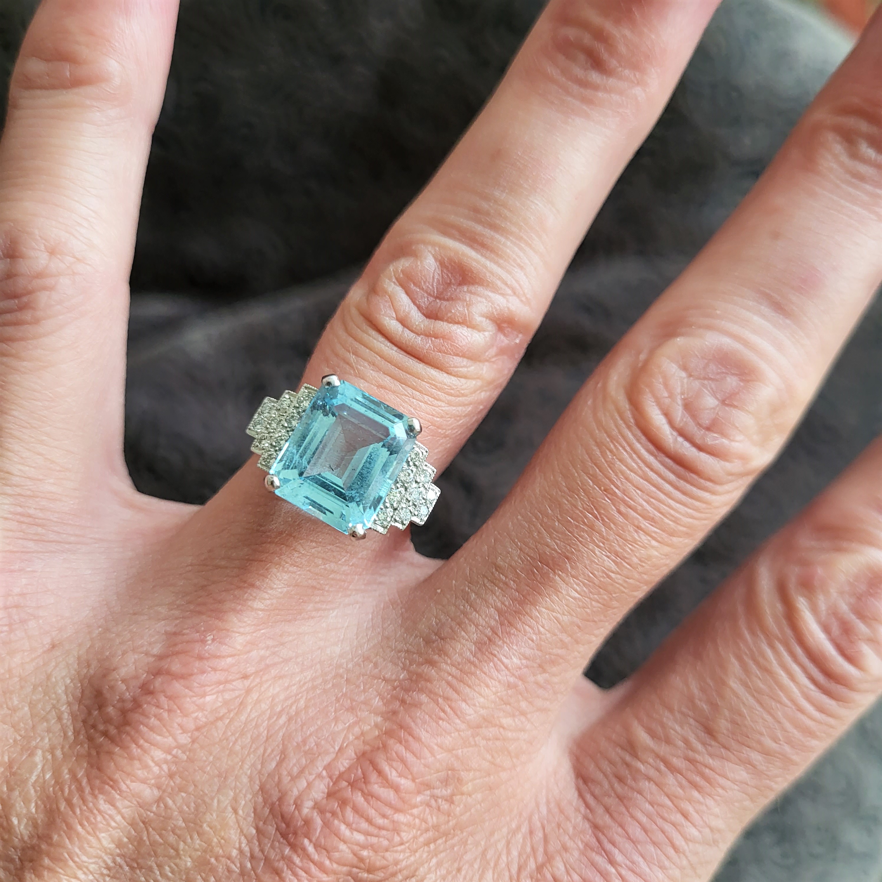 img/jewellery/ringsplatinum-aquamarine-art-deco-ring-with-diamonds.jpg