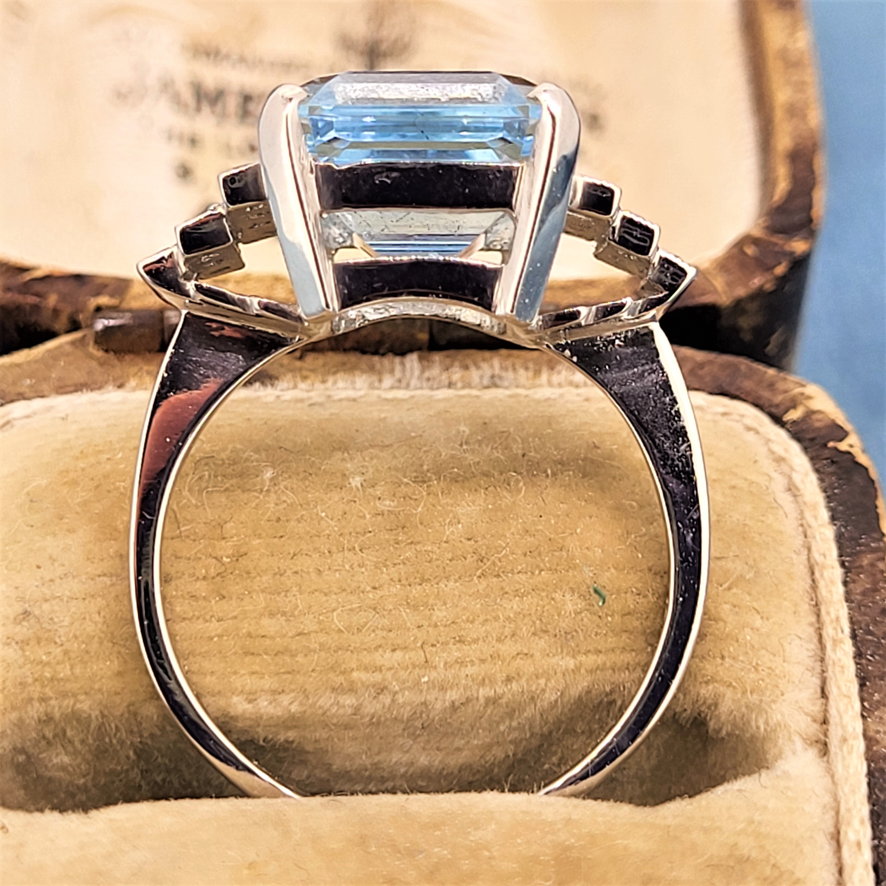 img/jewellery/ringsplatinum-aquamarine-art-deco-ring-with-diamonds.jpg